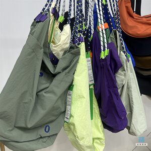 
0 Simple alternative mountain couples, outdoor function, minimalist wrinkle, lightweight, sporty, water-resistant crossbody shoulder bag