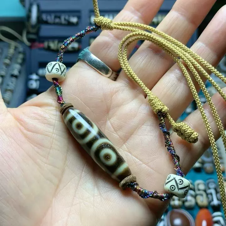 833 天珠 金剛二眼虎牙天珠 dzibeads！