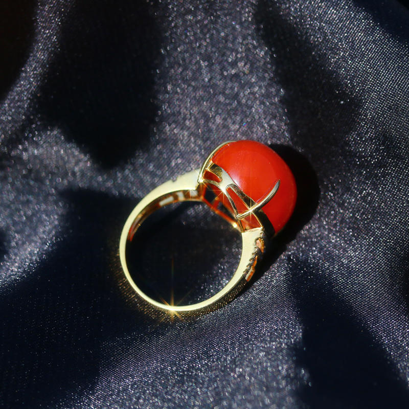 Translation: Nanhong Agate Egg-Faced Ring for Women with 18K Gold Inlay