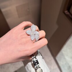 Meng High-End Jewelry with a Luxurious Feel, Fully Encrusted with Diamonds, Butterfly Flower Four-Leaf Clover Ring, Made Entirely of 925 Silver with Gold Plating