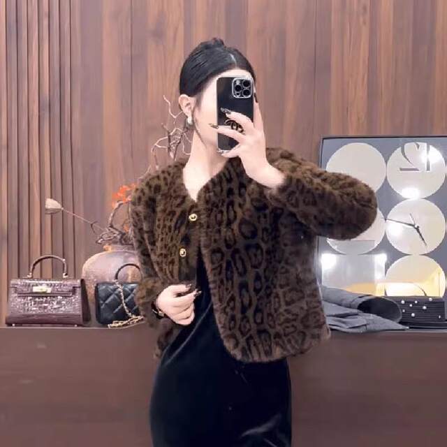 Light luxury fur one-piece jacket leopard print warm and high-end 2024 winter small V-neck imitation mink vintage cardigan