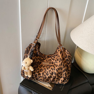 
Large-capacity bag women's 2025 new fashion super hot niche leopard print shoulder bag high-end commuter tote bag
