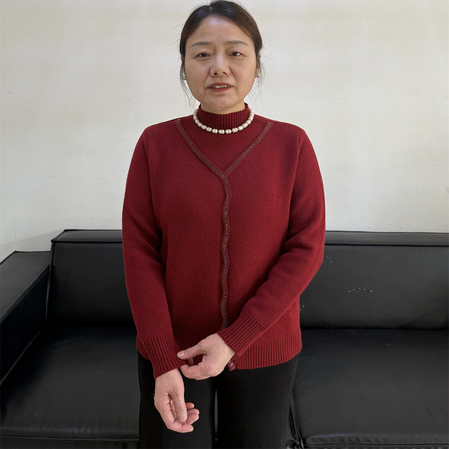 Young mother autumn and winter clothing 2025 new style middle-aged and elderly fashionable thermal inner top New Year red base sweater
