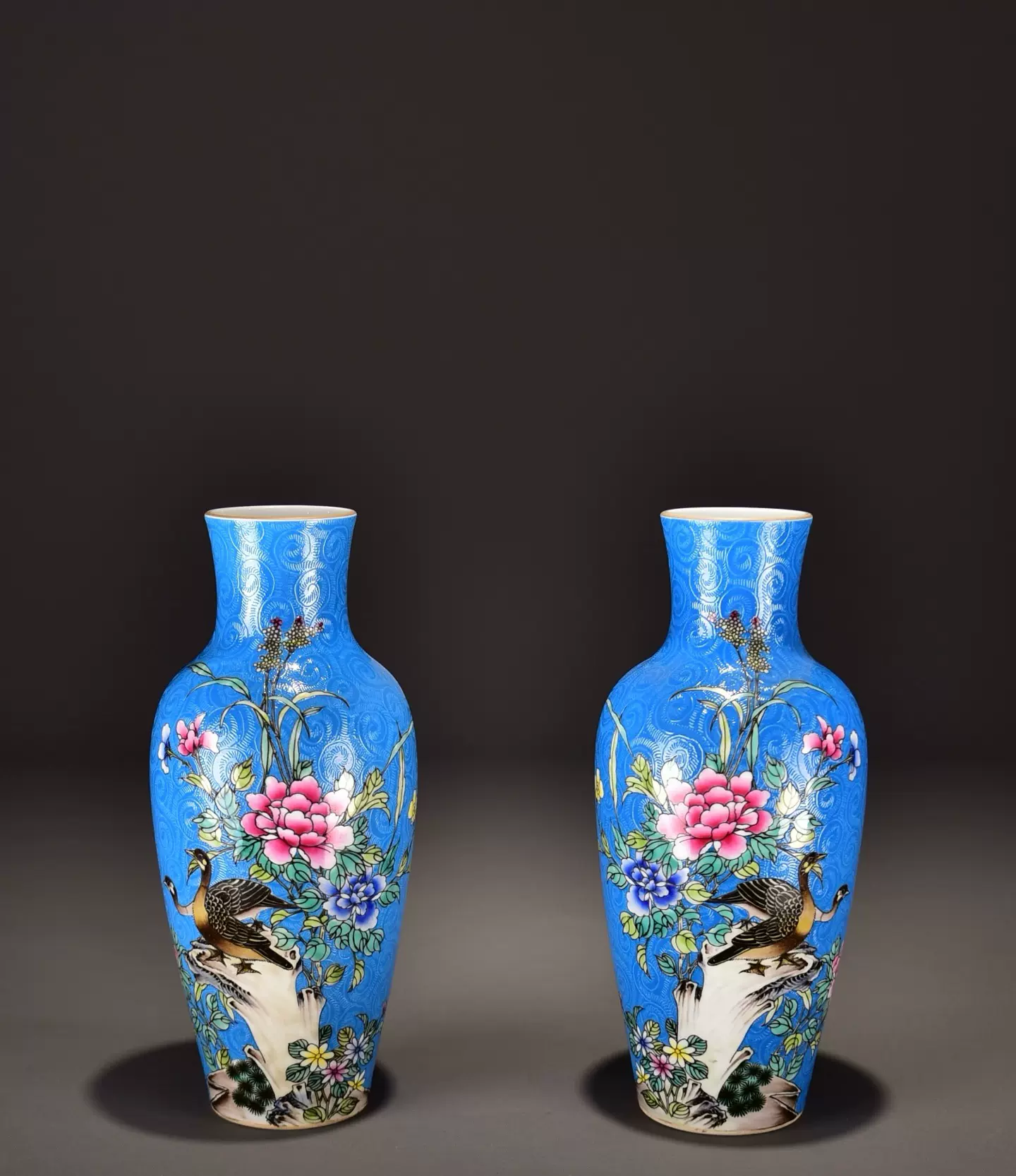 旧藏清乾隆蓝地轧道纹粉彩花鸟瓶！ 尺寸高25