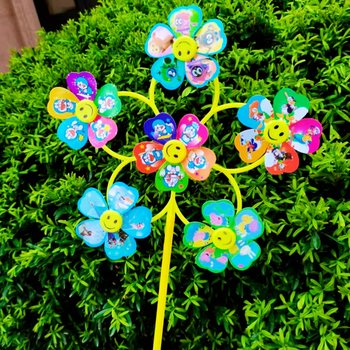 Colorful six-wheeled smiling face windmill children's toys set up a street stall