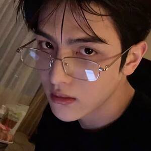 Korean retro square flat glasses box male close -up female INS tide flat light lens glasses net red gold silk frame glasses
