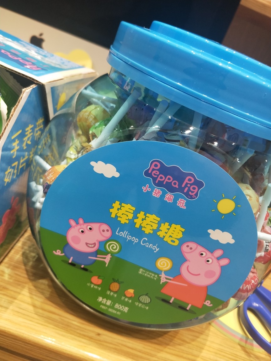 小猪佩奇 幼儿园分享零食小猪佩奇棒棒糖