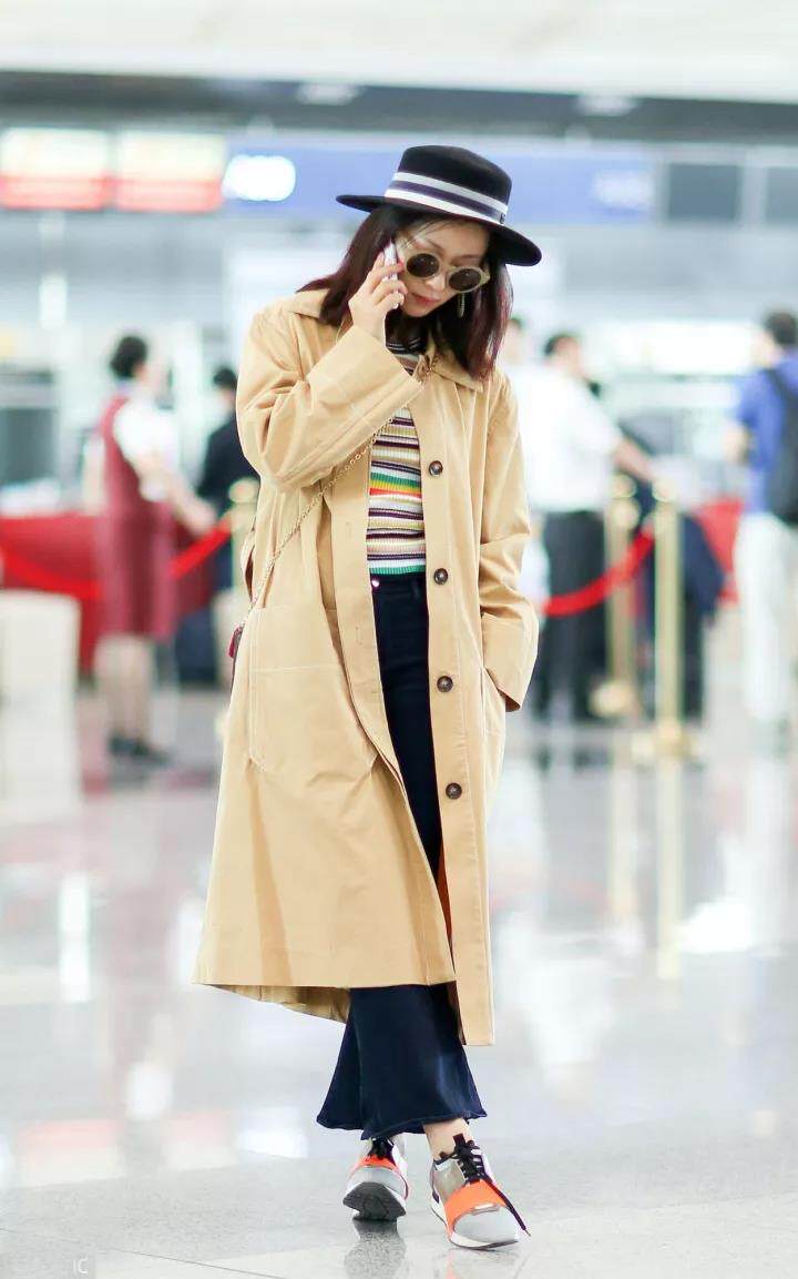 但长风衣并不建议身材娇小的女生选择,周冬雨的这一套长风衣显得她的