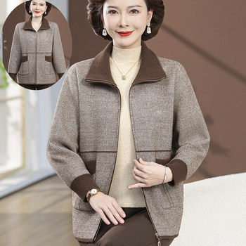 Middle-aged mother autumn houndstooth tweed jacket