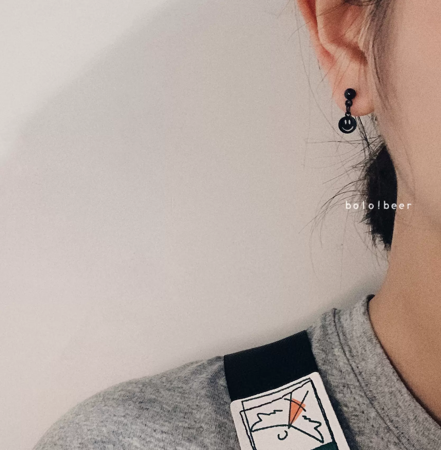 Bolo钢制小耳骨钉迷你笑脸个性暗黑女性冷淡耳环双球港