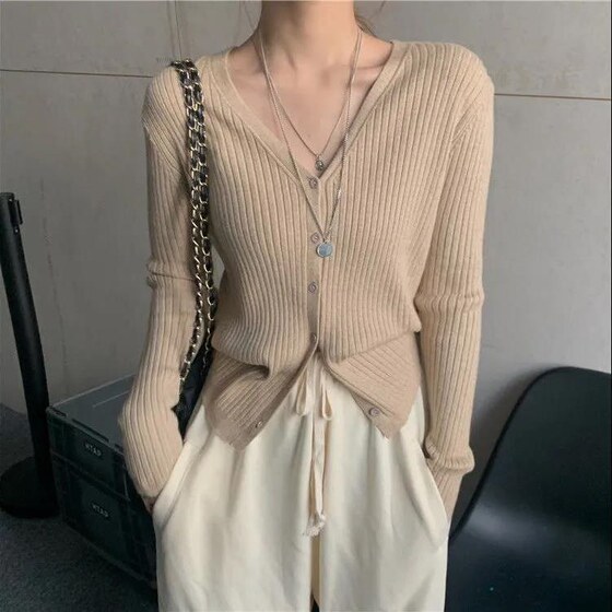2024 long -sleeved spring and autumn Korean version with a gentle V -neck jacket jacket knit sweater, women's cardigan wears loose new models
