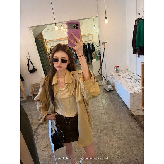 
aaaaxbbb It’s summer in Vancouver. Two-color mid-length drapey windbreaker jacket. Seles cotton design top.