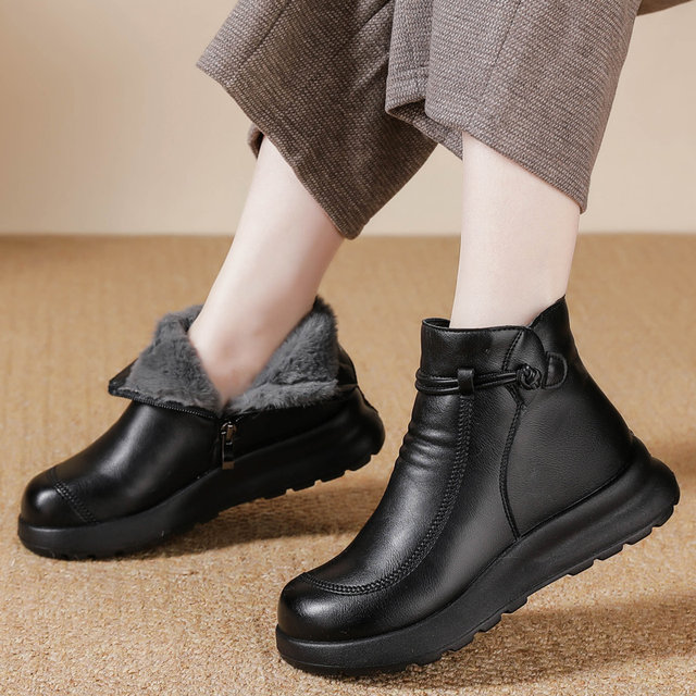 Genuine leather mother's shoes cotton shoes winter plus velvet to keep warm middle-aged soft-soled short boots non-slip middle-aged and elderly wool women's boots