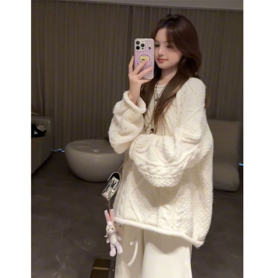
French sweet autumn and winter loose and slim sweater for female students, knitted top, lazy style, soft waxy twist, round neck pullover