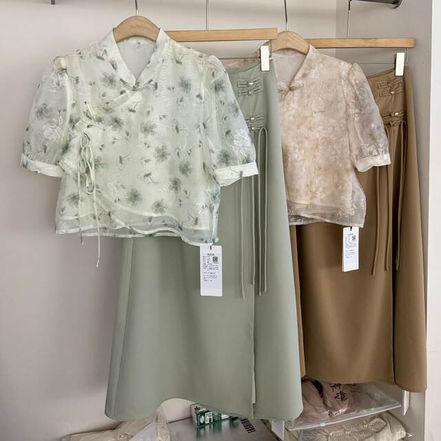Short-sleeved stand-up collar floral shirt for women 2024 summer new Chinese style shirt top mid-length skirt
