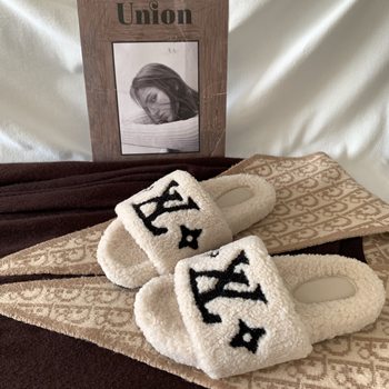 Thick -bottom Korean version of INS casual hair slippers
