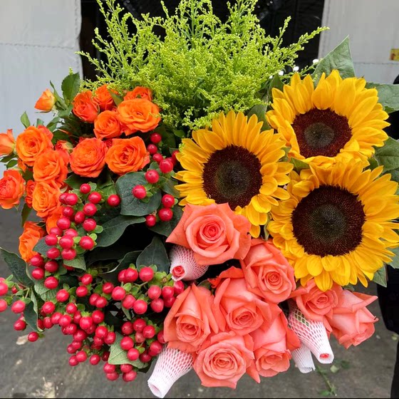 
Roses, lilies, flowers, Yunnan Kunming base straight hair, sunflowers, carnations, home flower arrangements, fresh-cut flowers