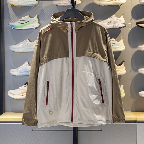 
Li Ning CF traceable sports windbreaker for men and women the same style 2025 autumn reflective water-repellent loose jacket AFDVF47