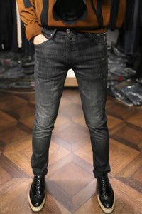 There are not many simple European street business texture black water washing stone grinding slim feet high bounce jeans men
