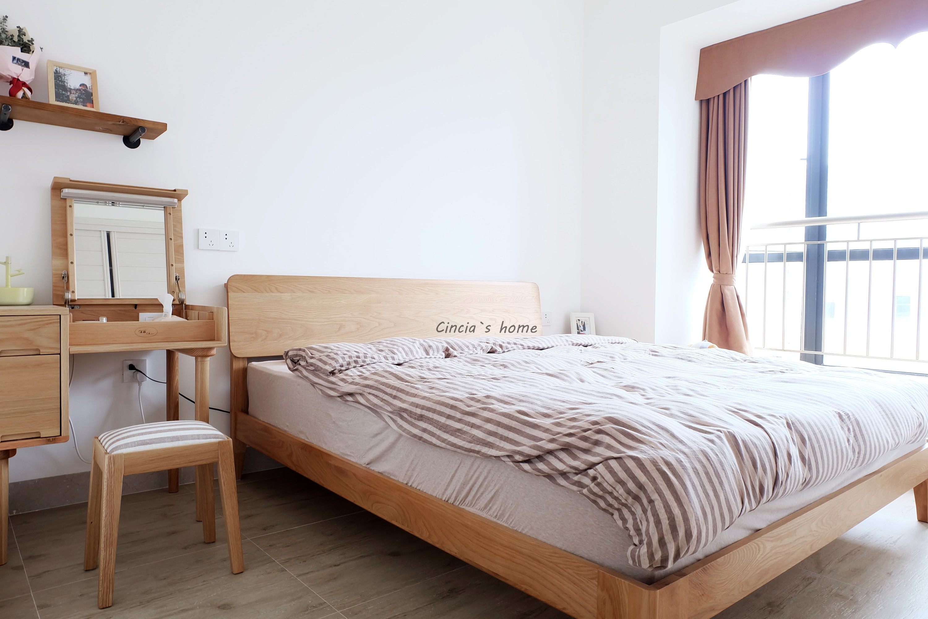 放一张实木大床在卧室里,配合着实木地板.