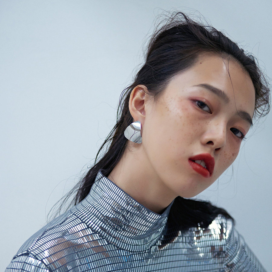 kvk的设计师擅长利用手术钢18k包金,在保留黄金亮度的同时,也是当下