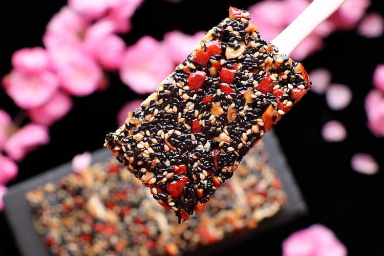 补血小零食,女人爱的核桃芝麻糖(图1) 补血小零食,女人爱的核桃芝麻糖(图1)