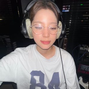 
2405 Ouyang Nana's same TR screw-free glasses frame without makeup anti-blue light glasses flat mirror retro spot