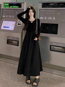 
Hepburn style black v-neck dress for women in spring and autumn large size casual skirt for women, fat mm belly-covering and slimming A-line long skirt