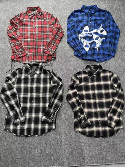 Kate's autonomous blue shark red plaid black and white plaid shirt outside wearing inside, bottom high street entry loose tide card
