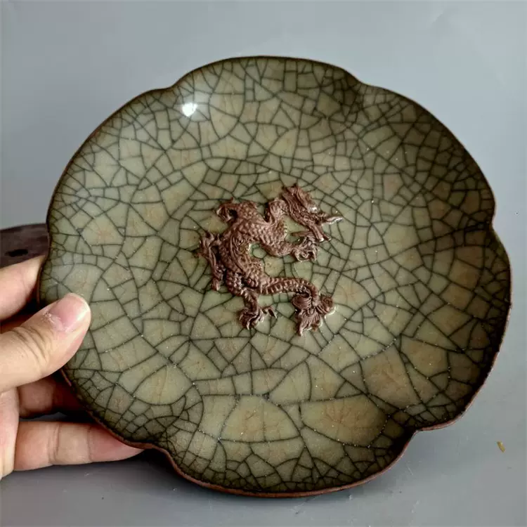 宋代龙泉窑青釉裂纹浮雕刻龙盘仿古瓷出土古董古玩收藏