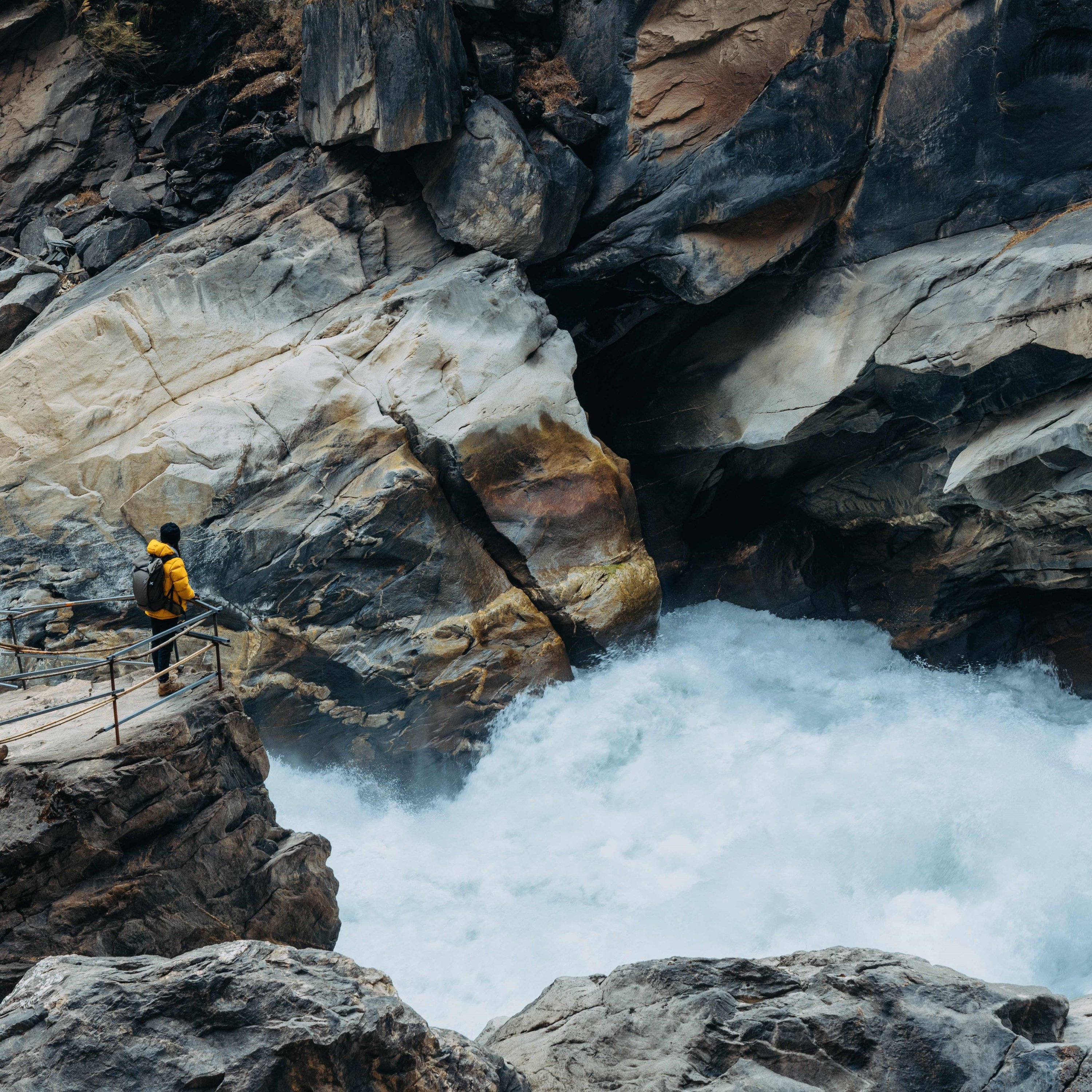 8人小团虎跳峡高路徒步2天1晚游云南丽江香格里拉户外向导赠晚餐
