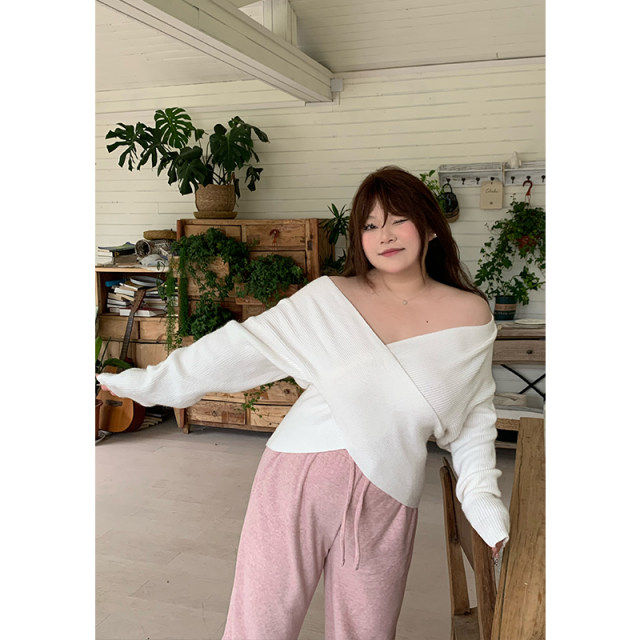dese smug design sense cross V-neck sweater for women autumn large size fat mm off-shoulder long-sleeved knitted top
