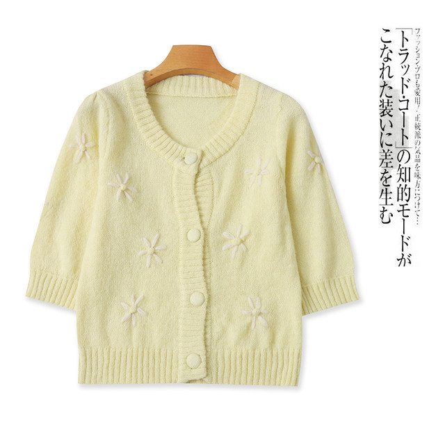Mid-sleeved cardigan sweater Spring and autumn new women's fashion age-reducing round neck single-breasted five-point sleeve sweater 30513
