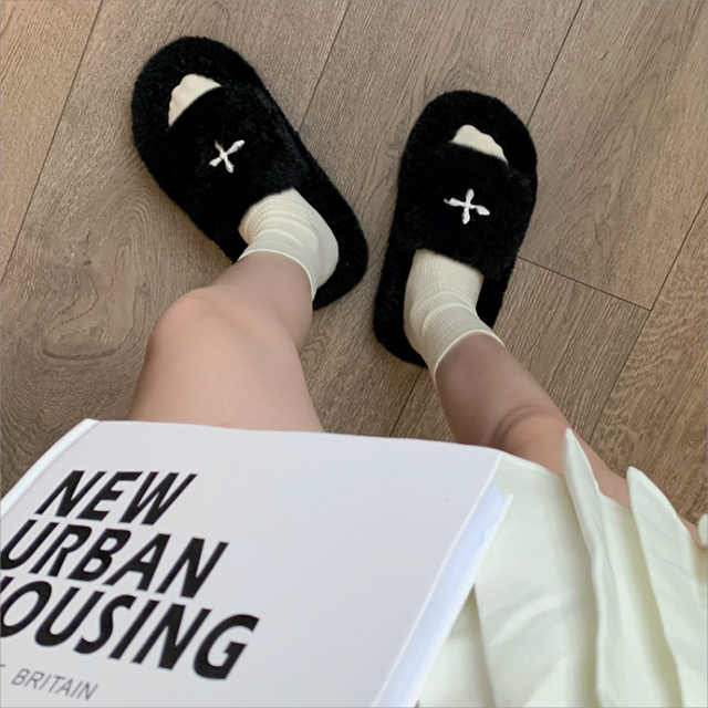 Women's wear 2025 autumn and winter new Korean style ins trendy shoes furry embroidered home thick-soled slippers