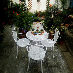 Outdoor Tables and Chairs, Wrought Iron Courtyard Outdoor Tables and Chairs, Open-Air Leisure Cafe, Balcony Garden Round Table Three- or Five-Piece Set