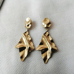 
New fashion trendy earrings matte gold individual pleated diamond earrings European and American style trendy versatile cool earrings