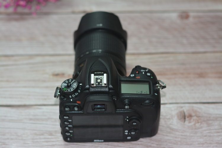 Nikon D7200 デジタル一眼レフカメラ - 24MP、3.5インチスクリーン