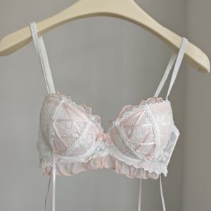 
Pink sweet strappy lace underwear for girls with small breasts gathered to make them look bigger