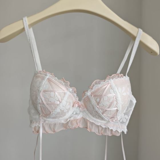 
Pink sweet strappy lace underwear for girls with small breasts gathered to make them look bigger