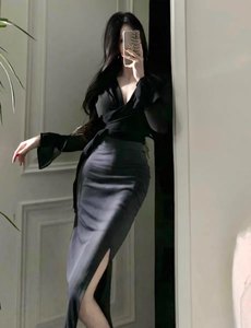 
Korean Secretary Jin OL micro-transparent cicada wing strap shirt V-neck long-sleeved sunscreen shirt two-color slit elastic hip-pack skirt