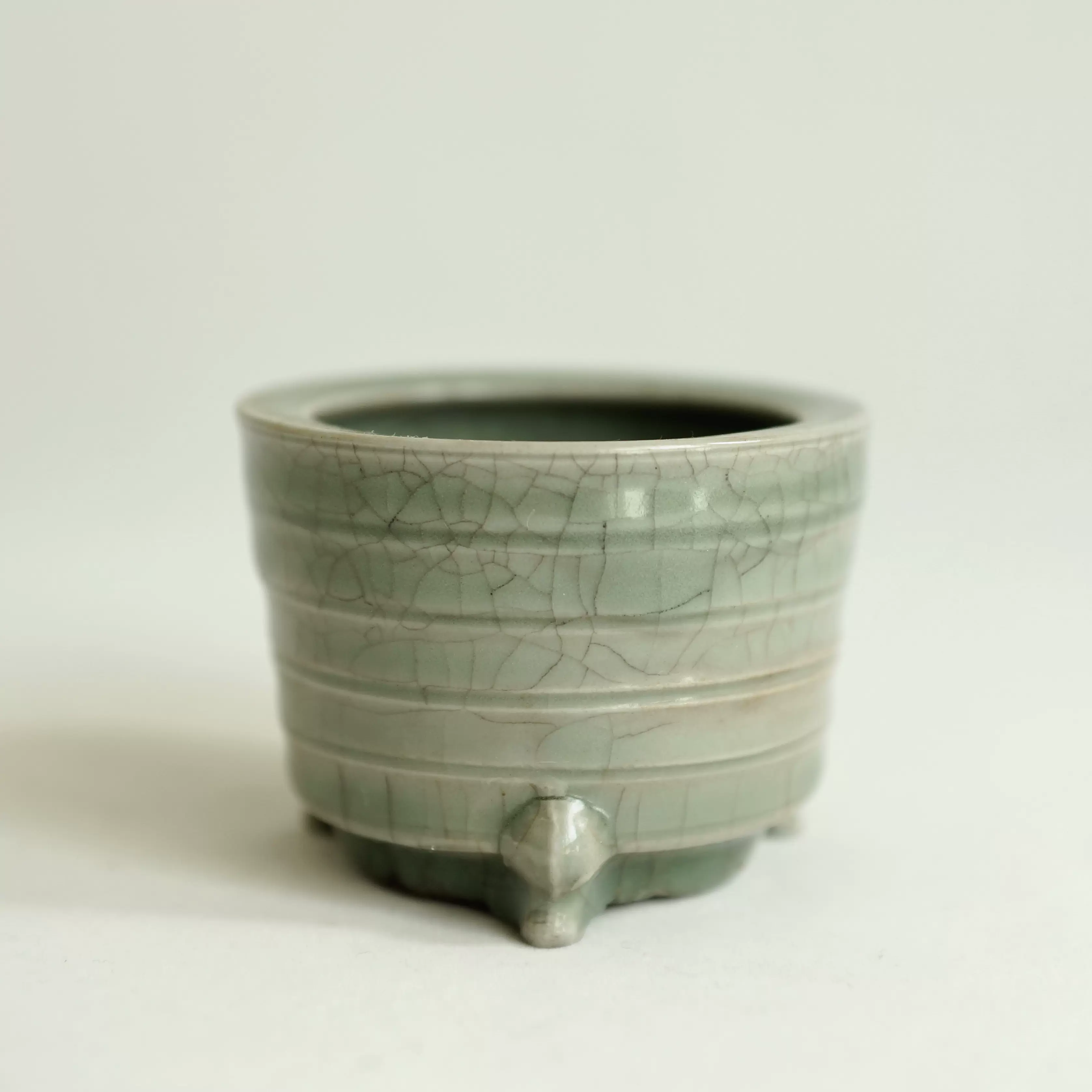 流】中国古玩 時代唐物龍泉窯青磁陰刻三足香炉 古美術 IB579