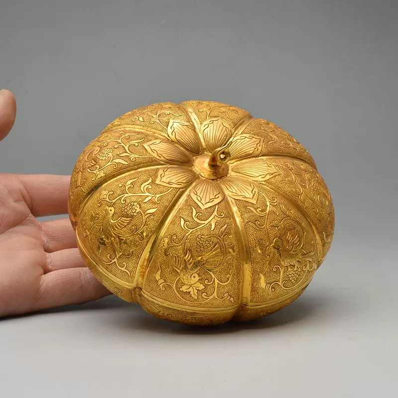 古董古玩收藏器唐代人物花纹鎏金婴戏纹三足瓶仿古金器手工艺品