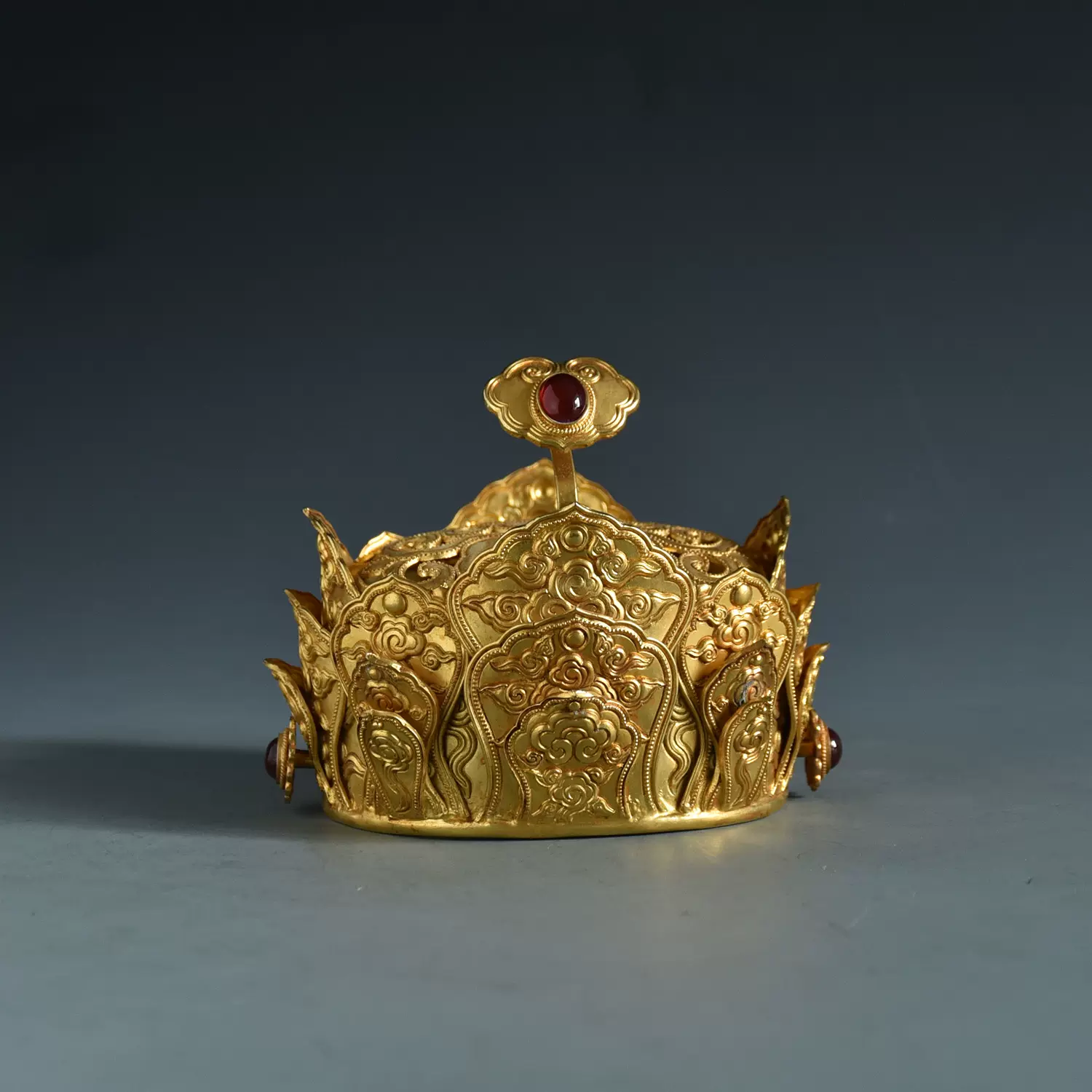 古董品 唐物 清時代 蔵銀製 塗金 留金 摘糸 香薰爐 雙鳳耳香炉 蝴蝶花 紋飾 彫刻精工 賞物 希少珍品 高26cm 耳距18cm 重813g 清代香炉香薰价值特征？史上最权威的香薰拍卖榜单，看看你有没有_中国