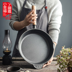 Small Happiness Wooden Handle Cast Iron Skillet for Home Use, Non-Coated Non-Stick Pan for Steak and Pancakes, Suitable for Gas Stoves