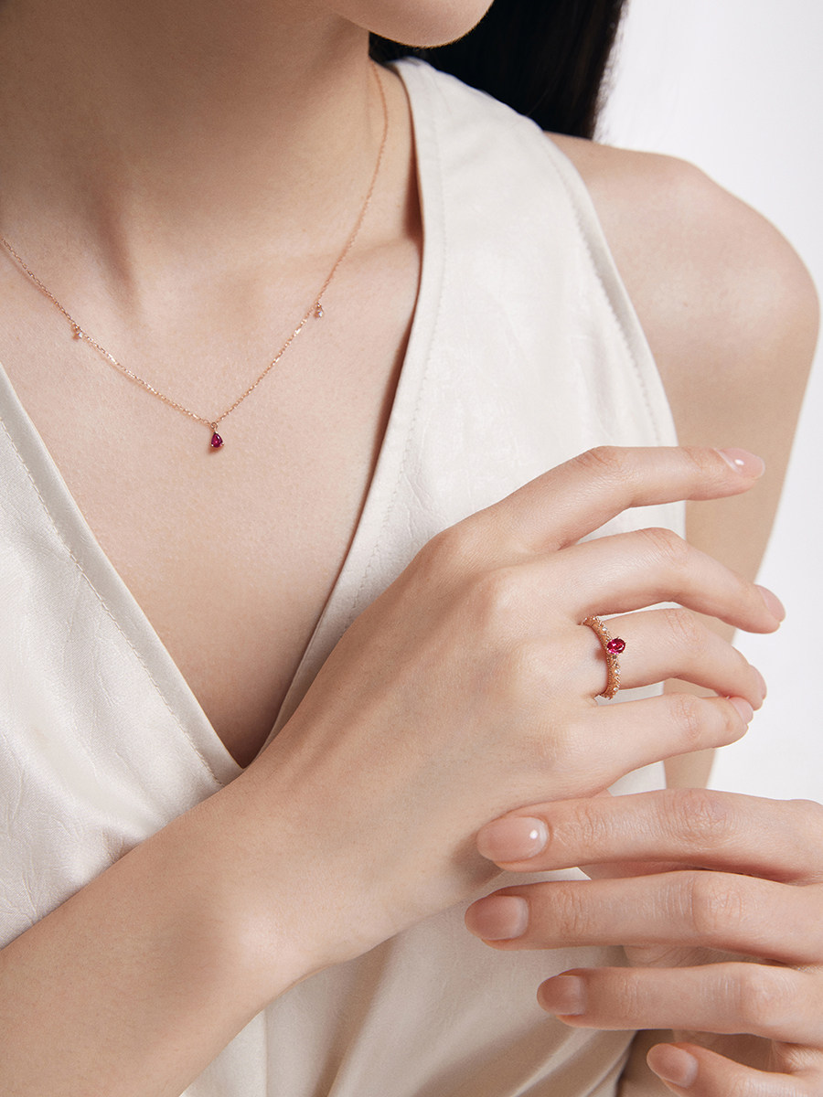 Chow Tai Fook Enzo 18Kゴールド ルビー＆ダイヤモンドネックレス EZV8487