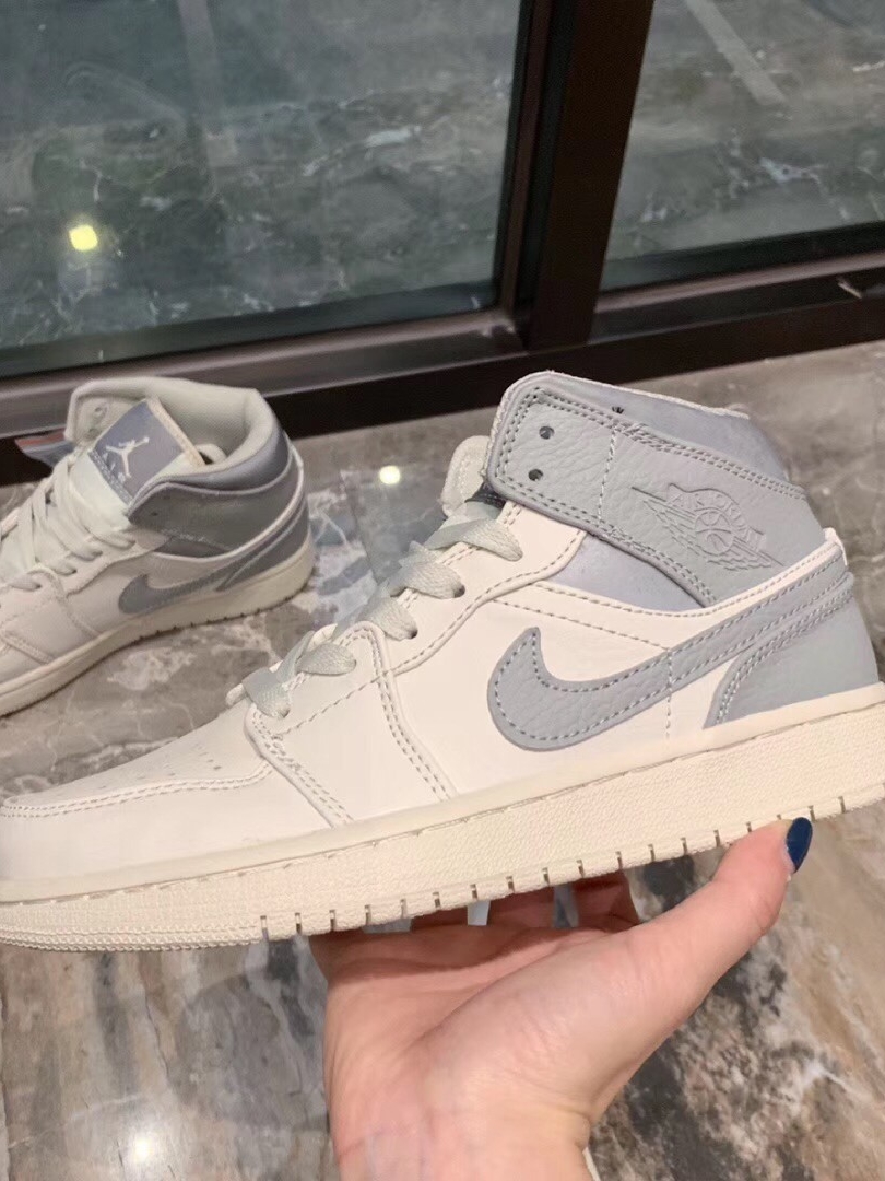 AJ1 雾灰GS中帮女鞋