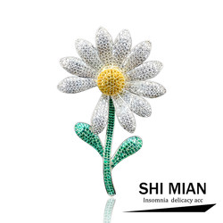 G-Dragon Style Zircon-Encrusted Daisy Sunflower Brooch for Women, High-End Luxury Versatile Clothing Brooch Accessory