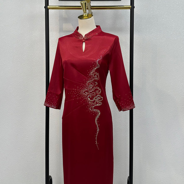 Xi's mother-in-law dress May Day wedding mother dress new Chinese cheongsam wedding banquet high-end acetic acid satin burgundy wedding dress