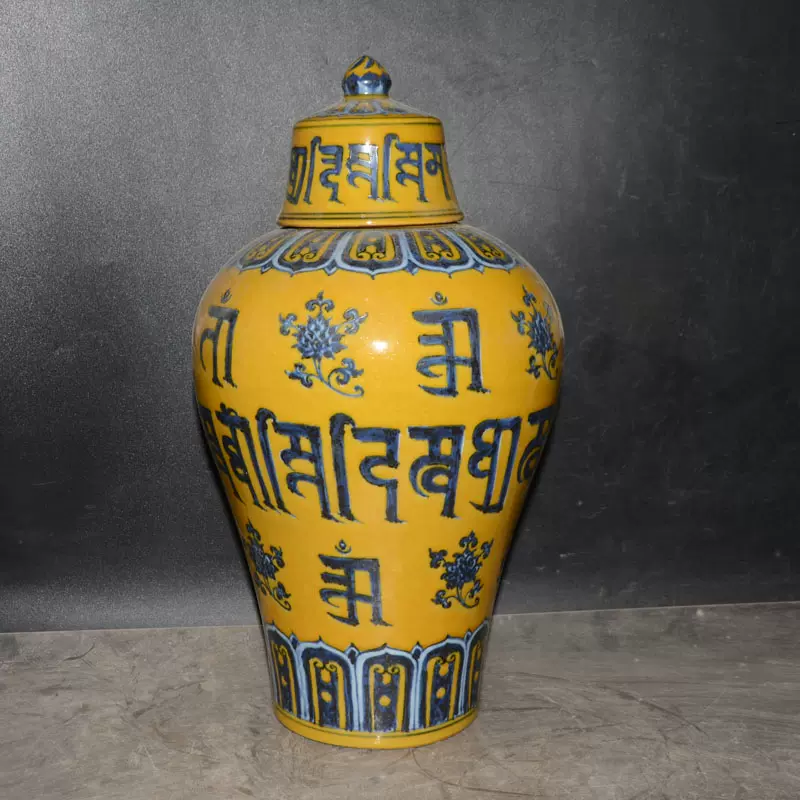 民国民窑手绘沙红釉红狮太师少保双耳瓶一只精品古玩古董收藏摆件