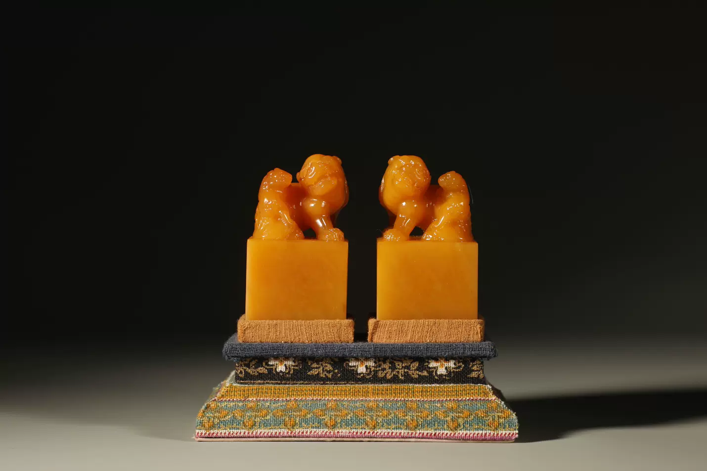 旧蔵珍品 石如刻 丁亥年銘 田黄石彫刻 人物印章材 蘿蔔紋 書道 篆刻 文房置物 旧蔵珍品 石如刻 丁亥年銘 田黄石彫刻 人物印章材 蘿蔔紋